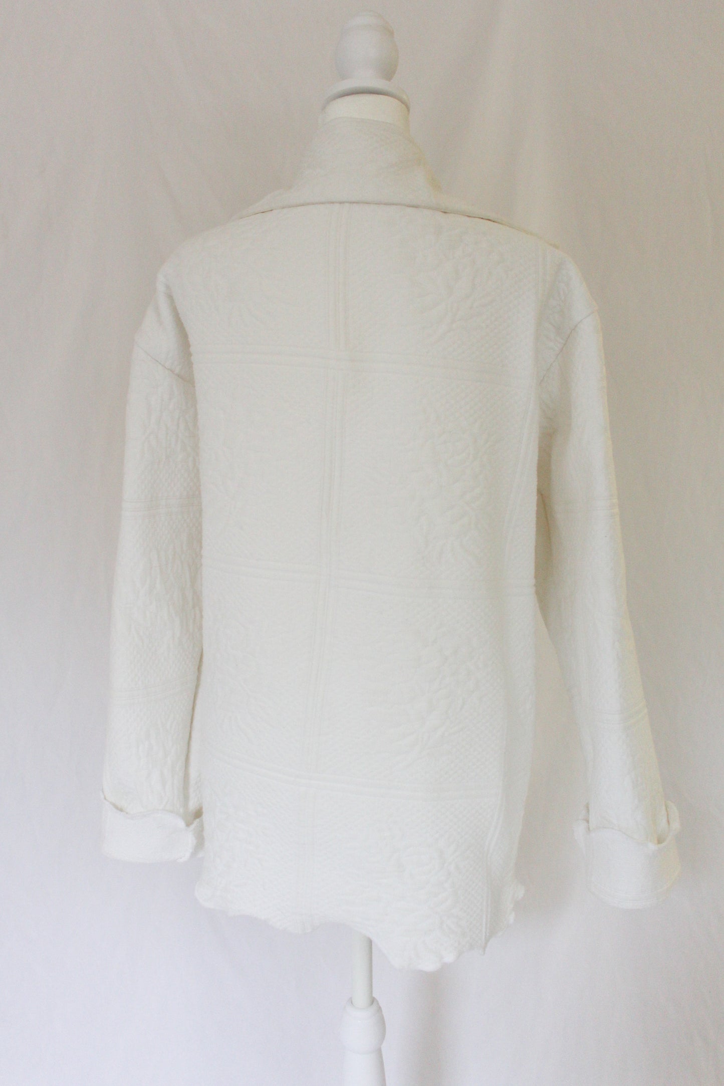 quilt coat with scalloped edge, white quilt coat, white quilt jacket, collared quilt jacket